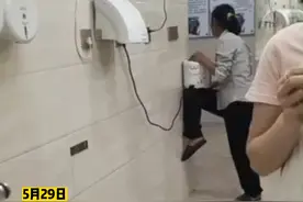 大妈抱着电饭煲多次在公共厕所“蹭电”做饭，这饭是什么味儿啊？#万万没想到 #厕所里做饭视频封面