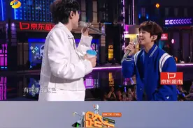 #许嵩何炅合唱有何不可的默契 #许嵩  与何老师#何炅  的合作舞台《有何不可》，轻松有趣的台风清新自然也不失活力，大家觉得这个舞台怎么样呢？#湖南卫视跨年晚会 #抖音跨年嘉年华视频封面