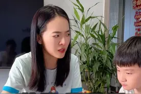 得知儿子的女同学要来家里，妈妈的反应绝了！ #母慈子孝 #妈妈的好大儿 #宋小凡 #搞笑母子 #抖音商城