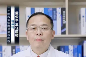 精神洁癖最重要的3种表现 #涨知识 精神洁癖是强迫症的一种，普通洁癖人群通常对清洁卫生等有过分讲究，而#精神洁癖 的人群存在人类心理层面上的洁癖。精神洁癖一般表现为强迫自己的心理世界绝对干净，会对正常生活和交际造成很大影响，出现经常性焦虑情绪、惊恐发作、严格审阅自己的交际圈、强烈厌恶感、对“不完美”感到痛苦和不安等症状。因为精神洁癖属于强迫症的一种，最严重时会出现抑郁症、焦虑症、精神分裂症等疾病表现。
第一、抑郁症：往往表现为情绪低落、兴趣减低、悲观等症状，可感到全身多处不适，严重者可出现自杀念头和行为；
第二、焦虑症：往往表现为过度焦虑的情绪体验，严重者还会有窒息感、濒死感和精神失控感；
第三、精神分裂症：长期的精神洁癖可能会患上精神分裂症，主要表现为幻觉、妄想、思维紊乱等症状，严重者会出现社会性残疾。
精神洁癖可以通过药物治疗结合其他治疗方法进行矫正，可选择的药物有氟西汀、氟伏沙明等，也可以使用行为疗法、认知疗法等方式帮助治疗。一般通过积极治疗后，精神洁癖会有所改善，如果没有恰当治疗，则会更加严重，出现抑郁症、焦虑症、精神分裂症等情况。如果患者出现精神洁癖严重，建议及时寻求专业医生的帮助。#换季健康攻略  @创作灵感小助手视频封面