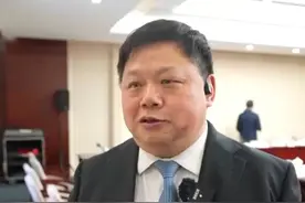“凭什么女性放产假耽误了她的工作，男性就不能为此耽误一段时间工作呢？”复旦大学上海医学院妇产科学系主任徐丛剑委员认为，给女性延长产假并不能有助于生育率的提升，应该给男性放产假或者#延长男性产假 。#2025全国两会  #延长女性产假不能提升生育率 （工人日报客户端）视频封面