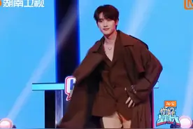 #丁程鑫开场舞杀疯了 #我是观众我同意丁程鑫跳一整期 谁懂这期hi6#丁程鑫 跳开场舞的含金量，魅力十足！直接鲨疯了好吗？好想就这么看小丁跳一整期，实在是太养眼啦！视频封面