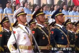 中国人民解放军联合军乐团奏响雄壮的《义勇军进行曲》，全场齐声高唱中华人民共和国国歌，鲜艳夺目的五星红旗冉冉升起。