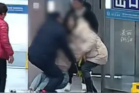 妈妈背女儿到医院，发现她已经不省人事！#保安大叔公主抱狂奔救回昏厥女孩 ！ （供稿：浙大邵逸夫医院）视频封面