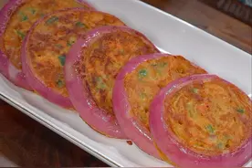 把鸡蛋液倒入洋葱里面，竟然能做出一道特色美食，我家已经连续吃了一个月了，下面就把做法分享给大家。#洋葱圈蛋饼 #美食教程视频封面