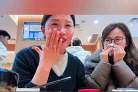 #女儿买金饰孝敬妈妈母女感动落泪 #河南dou知道 #金戒指 #母女视频封面