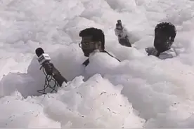 印度恒河重要支流漂浮大量有毒泡沫：该河流经首都，是当地重要水源视频封面