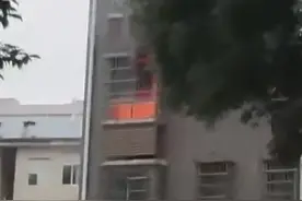 手机充电插头故障引发火灾 （崔子鹏）