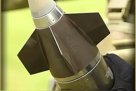 M1156精确制导套件：将炮弹变导弹，精度翻倍成本低 #军事科普 #军事科技 #榴弹炮 #军迷发烧友 #美国陆军视频封面