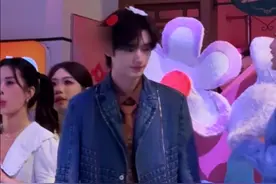 #丁程鑫变身杨迪身上的小挂件  好六街超级可爱的小淘气鬼来啦！前有小淘气包#丁程鑫  化身@杨迪  的小小挂件，后有小丁把粉擦在@吴泽林  的身上，真是小淘气鬼一枚～#杨迪吴泽林你们就宠丁程鑫吧视频封面