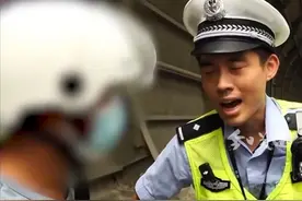 深圳交警严查“电鸡”进入快速路、非法改装等行为，再有多人被处2000元罚款，兼暂扣电动自行车。深圳交警提醒，电动自行车上路请按规行驶，未满16周岁不能骑行。（广东台记者蒋弘业）视频封面