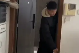 爸爸妈妈偷偷买小狗，帮儿子缓解学习压力，儿子开心到变声！视频封面