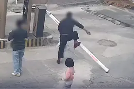 女子被升降杆砸到头  同行男子暴力将其踹断视频封面