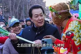 唐国强携章丘大葱+雪饼猴套餐现身长春，认真讲解'山东吃法视频封面