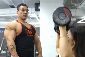 一周一个健身训练小干货 老闫一分钟教你坐姿哑铃推肩的小细节 #健身 #日常训练 #闫首鸣 #日常vlog #春夏不躺平计划