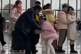 我找妈妈，我要妈妈……可妈妈已经检票进站！过年后离别的车站看哭多少人。（来源：@父亲说我是怪物 ）视频封面