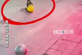 一女孩将鞭炮扔进窨井里发生爆炸，多个井盖炸飞，人受伤坠地。视频封面
