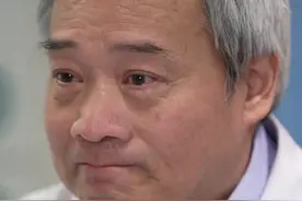 “天使爷爷”在人间！全国人大代表，河南省汝州金庚康复医院院长宋兆普，在16年间和团队共救治全国脑瘫患儿超18000名。61岁满头白发的他 ，回忆来时路哽咽落泪。宋兆普说，看到孩子们活蹦乱跳喊他“爷爷”时，一切的付出都值得！#宋兆普 #宋兆普院长 #宋兆普16年间和团队共救治全国脑瘫患儿超18000名 #宋兆普老中医视频封面