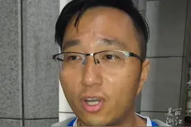 #大哥带着两套球衣来看苏超 穿着常州队服进场的他，在南京队进球后，果断换上南京队服（记者：屠晨潇）#唯足球不可辜负 #苏超联赛