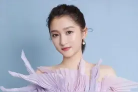 关晓彤对女星的身高暴击，虞书欣求生欲满满，谭松韵变娇小，娜扎勉强扛得住#关晓彤 #虞书欣 #谭松韵 #古力娜扎视频封面