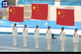 #三面五星红旗同时升起 #哈尔滨亚冬会  速度滑冰女子1500米决赛中，中国选手包揽金银铜牌。韩梅、杨滨瑜、殷琦，好样的！视频封面