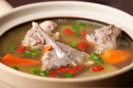 我减脂最爱喝汤！萝卜炖排骨｜有彩蛋在最后｜Jrake｜
1. 排骨冷水入锅加入一点料酒，煮到冒泡取出洗干净备用
2. 萝卜切块、姜切片、与排骨一起放到锅中，加水没过食材盖上锅盖
3. 大火煮5分钟转小火45分钟，开盖后加入盐调味、枸杞、一小勺醋提味
4. 喝之前再来点葱花就行了～

#排骨的神仙吃法 #煲靓汤 #每日美食分享 #煲汤 #美食推荐 #家常菜 #减脂 视频封面