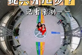 【 #到达北京朝阳站拢共分几步   ？记者亲测——】东北孩子坐高铁回家终于不用愁了！今日首班车起，地铁3号线一期（东四十条—东坝北）开通试运营，北京朝阳站交通枢纽也同步启用。朝阳站交通枢纽集铁路、公交、地铁、出租车、网约车、自行车等多种交通换乘方式于一体，怎么走，都方便！“那怎么能说是特别激动呢？那是相当激动！”——跟着记者的镜头沉浸式体验一键直达朝阳站（记者 金瑶 问欣）视频封面