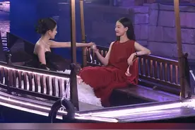 杨幂倪妮GQ盛典同船，倪妮小手一拉，差点把杨幂拉进怀里。#GQ人物盛典 #杨幂 #倪妮视频封面