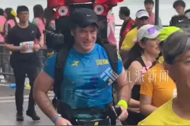3月23日，#俄罗斯男子跑汉马随身背音乐系统 ，跑步时会唱歌，同行选手：他的音乐激烈了我。视频封面