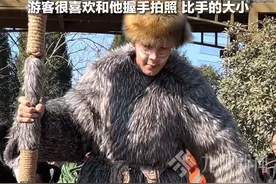 2月7日（采访时间），河南开封，#万岁山巨人演员弟弟回应哥哥走红 ： 哥哥身高2米33，体重260斤，可能是遗传爷爷，爷爷身高有2米1。视频封面