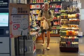 老外在中国找酒店迷路了，感慨凌晨的中国非常安全，“这太疯狂了 感觉不真实”（来源  Hutchinsons好轻松一家）#老外在中国视频封面