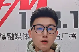 四川教师脚踩32次当众虐猫！ 3月19日，多名网友发文曝光称，四川省资中县第一中学有工作人员公开杀猫，此事引起广泛关注。 #资中一中 #四川 #虐猫 #主播说新闻视频封面