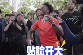 美国网红“甲亢哥”首次中国行，被市民贴脸开大 唱《阳光彩虹小白马》，“甲亢哥”：打不过就加入#甲亢哥视频封面