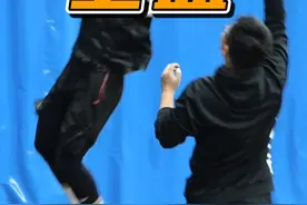 上篮时被防守提前挤位，可以选择#勾手上篮#篮球教学 #曲绍斌篮球教学 #上篮 视频封面