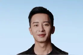 #育见快评  近日，一段关于大爷挑战写作《我的母亲》的视频火爆全网，不少网民表示，文字质朴、催人泪下，被深深打动。戳视频，来听育见新闻主播对此怎么说→