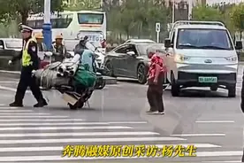 网友路过拍下暖心一幕：交警帮助拾荒老人拉车过马路 网友：我们约定好 出门在外互相帮助父母视频封面