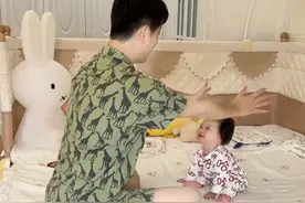 爸爸带七月龄宝宝的一天有多忙？带娃不仅是个体力活，还是个脑力活😂 为了把公主哄高兴，真是绞尽脑汁啊#爸爸带娃 #宝爸带娃 #超级奶爸 #人类幼崽成长计划 #幼崽观察手册视频封面