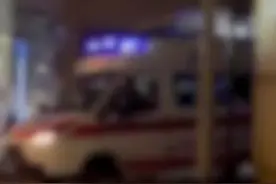 柳州一120急救车被横停出口小车挡10分钟，病人经抢救无效去世？当地多方回应视频封面
