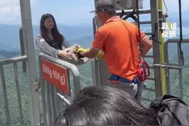 近日，浙江杭州。女子称在景区蹦极时受伤，满脸是血，确诊脑震荡，向景区索要保单却收到“免责协议”。#杭州 #蹦极 #景区安全