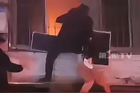 重庆崽儿黄亚林逆火而行，徒手爬楼，破窗救出被困女孩：这是出于自己的本能，也是对另一个生命的珍爱。视频封面