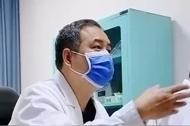 这种症状是直肠粘膜脱垂 站起来肛门口坠胀、感觉堆堆着、想用手往上托，有些有疼感，躺着没事，直肠粘膜脱垂症状，退行性变，就像年龄大了脸皮松了。先保守治，无效再考虑手术     #硬核健康科普行动 #退行性改变 #痔疮 #直肠粘膜脱垂视频封面