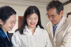 “不婚族”女孩生下一个“试管宝宝”，网友问她父母是否考虑二胎，“不想让她再经历一次生育的过程，如果她想我们会同意”（来源@玥宝在长大 ）视频封面