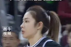 江苏女篮主教练陈晓佳把自己换上了场，上一秒还在场边指挥，下一秒脱掉外套上场投进三分#女篮 #陈晓佳 #名场面视频封面