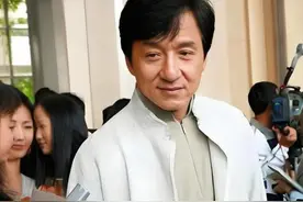 一张高清照曝光，揭开成龙直不起腰的真相，原来早已被后遗症折磨#成龙 #张嘉益 #张颂文 #娱乐八卦 #2025靠什么过视频封面