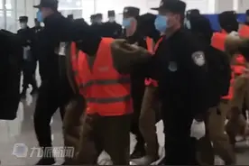 11月17日报道，云南临沧，网友实拍各地警方押送大量电诈嫌疑人回乡 #临沧分拣中心视频封面