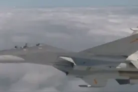 硬核！战斗机飞行员英文喊话驱离外机#中国空军视频封面