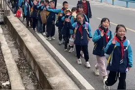 向着春天出发！4月1日，#重庆小学生背着锅碗瓢盆徒步4公里春游野炊 ，交巡警暖心保驾护航，一路跟随！#媒体精选计划 #春游 #野炊视频封面