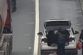 近日，浙江绍兴，顺风车高速临时加价，乘客不愿意 被赶下车，交警及时发现后救援。视频封面
