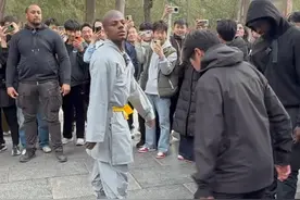 粉丝故意喊梅西气“甲亢哥”，气得他扭脸就走，他是C罗铁粉 见面时直接跪拜视频封面