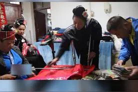  苗族绣娘张艳梅3岁患上小儿麻痹症，终身只能拄着双拐行走，一针一线绣出五彩人生#残疾#身残志坚#正能量 视频封面